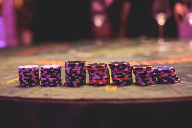 Live dealer revealing cards in BandarQ round on colatogel login